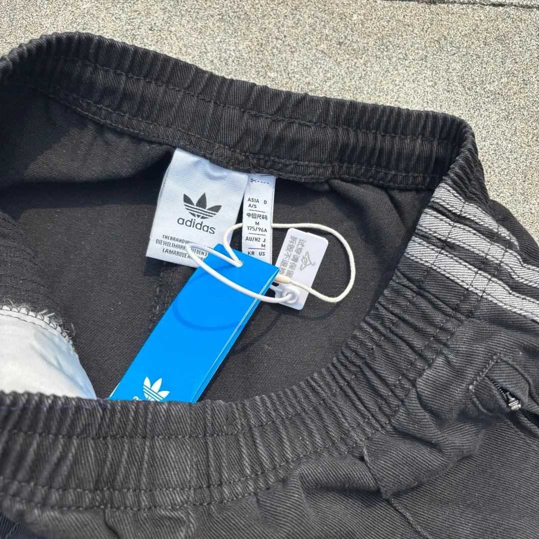 𝟬𝟱𝟰𝟳#Exclusive real shot/difference between various stolen pictures and online picture versions on the market [𝗔𝗱𝗶𝗱𝗮𝘀Adidas Song Yuqi Same Style Clover American Trendy Denim Shorts] ✅Full set of 1:1 customized accessories ➕Customized three-label ➕𝗬𝘂𝗮𝗻 version hang tag ➕𝗹𝗼𝗴𝗼 packaging bag🔥 ➕Scan the tag to enter the official website. ✅Top Original version, ins Xiaohongshu Dewu Kuaishou and many bloggers wear it. ✅Washed denim + three-stripe design, the clover logo is super recognizable✨. Loose fit, comfortable to wear and Breathable, suitable for summer commuting, leisure, and sports! With Versatile attributes, it can be worn casually and easily switch between street or vacation styles. It is a must-have item in your summer wardrobe! Color: Black Size: xs-x L